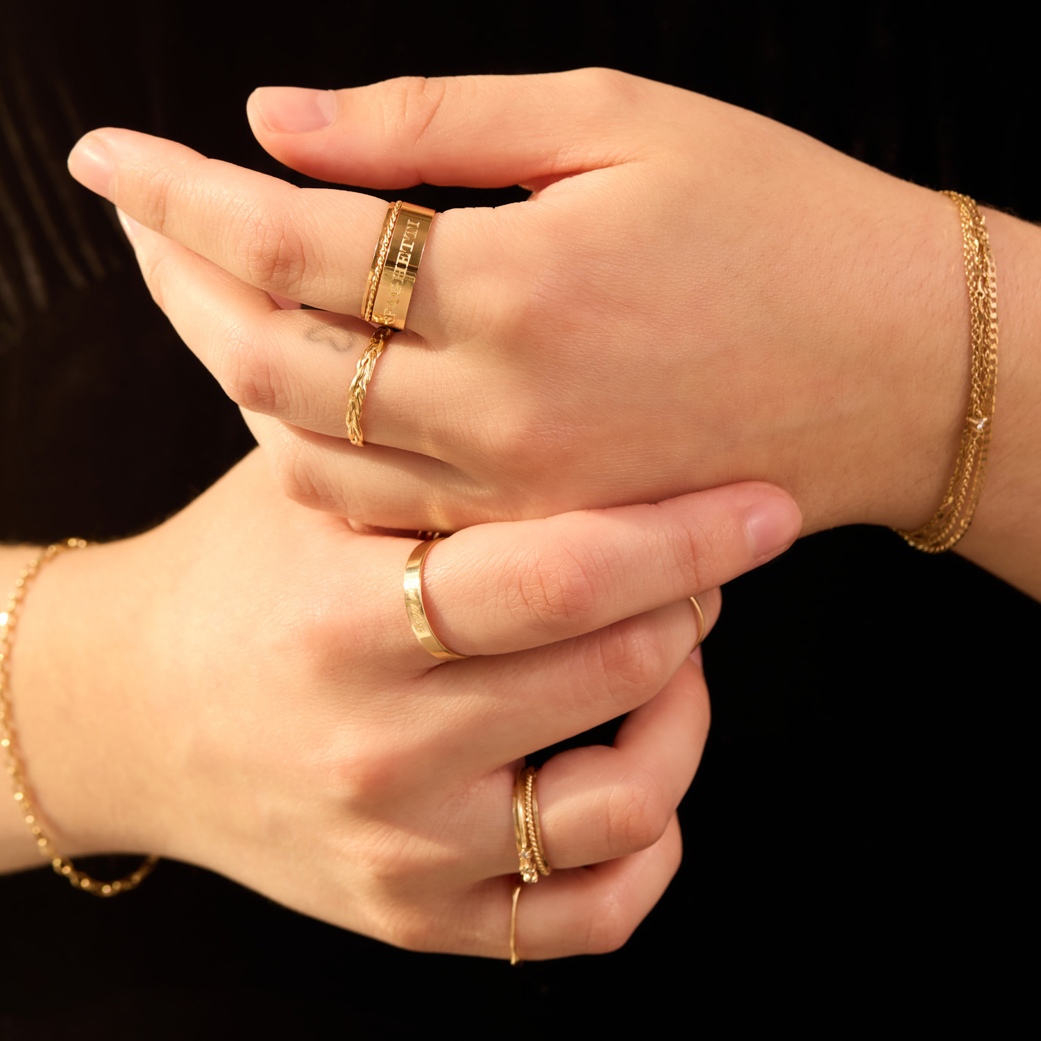 Grand Tomboy Engravable Gold Ring - Image 7