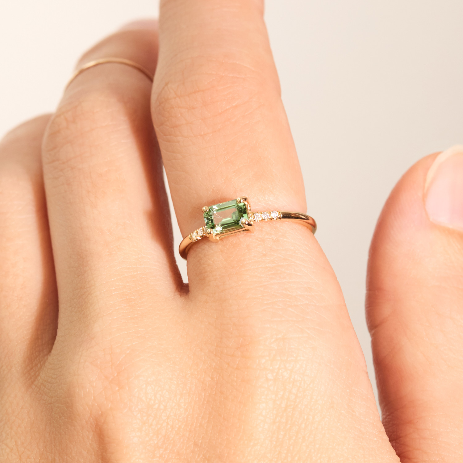 East West Green Sapphire Ring - Image 3