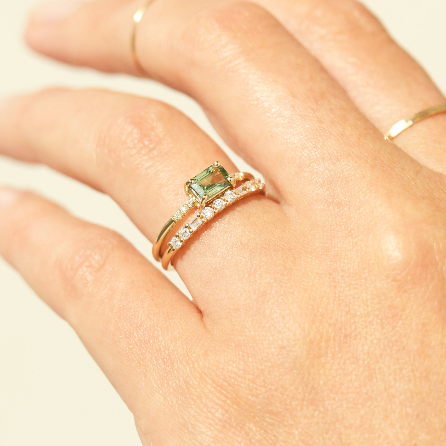 East West Green Sapphire Ring - Image 4