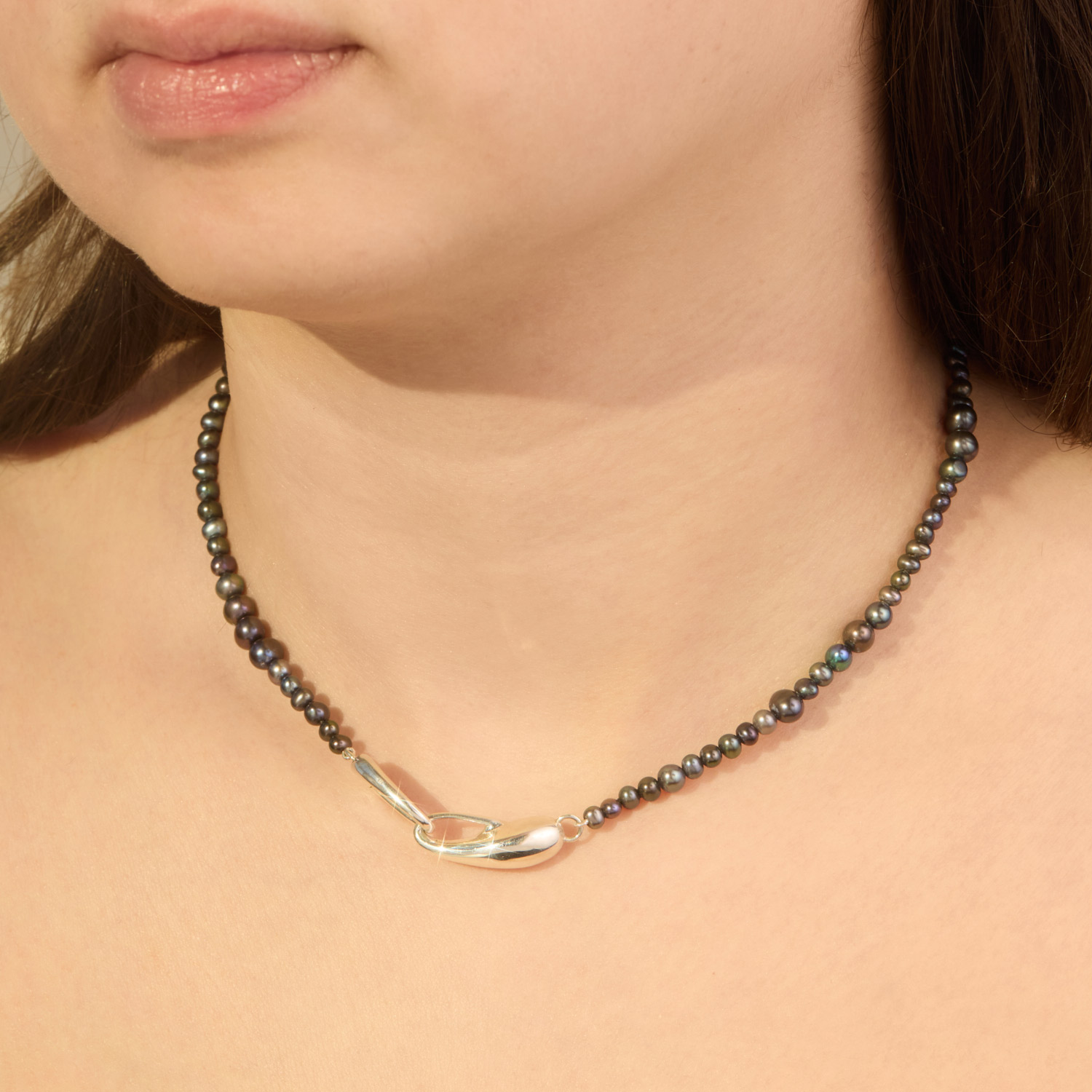 Peacock Pearl Choker - Image 3