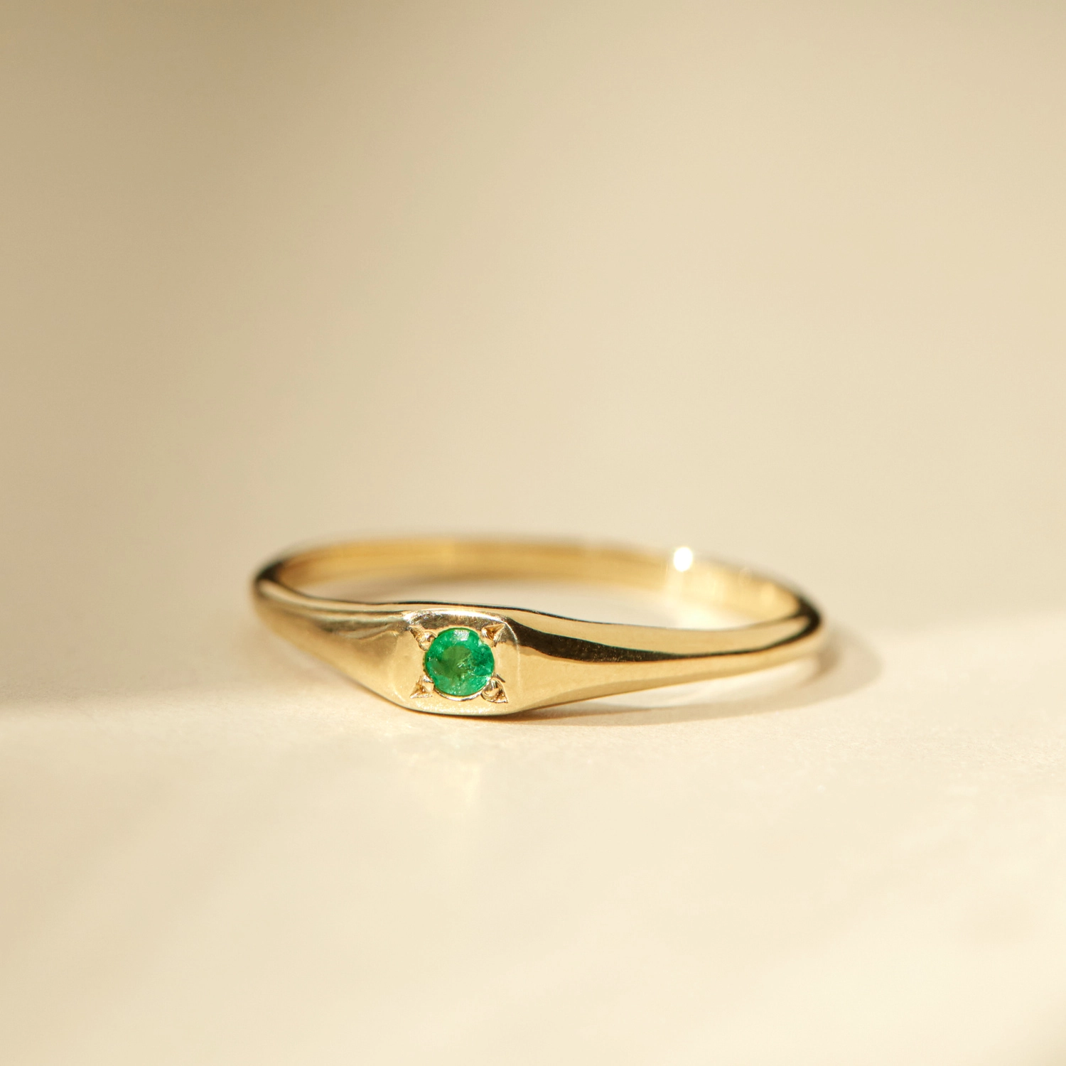 Little Signet Ring with Emerald - Image 5